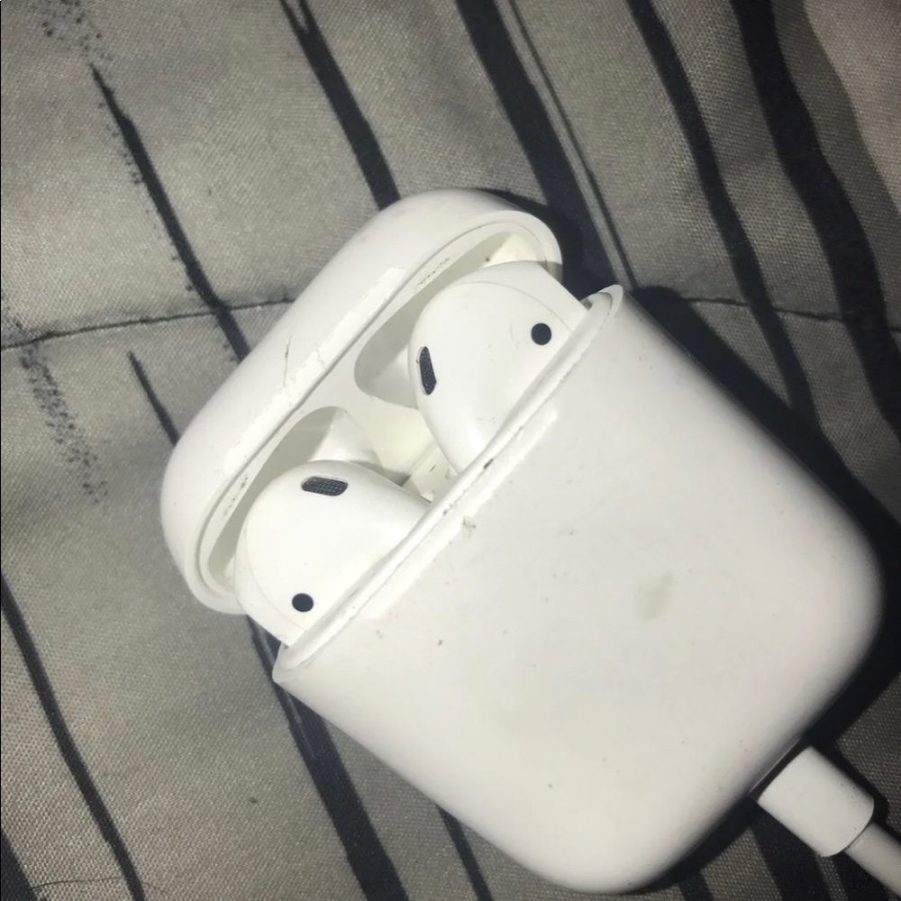 Apple Airpods (1st Gen)
